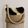 Bolso de crochet beige con solapa de pelo sintético multicolor