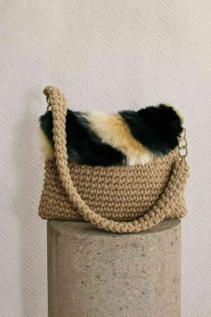 Bolso de crochet beige con solapa de pelo sintético multicolor
