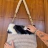 bolso crudo pelo comprimido menos 100kb Bolso de crochet beige con pelo multicolor y asa de cadena dorada