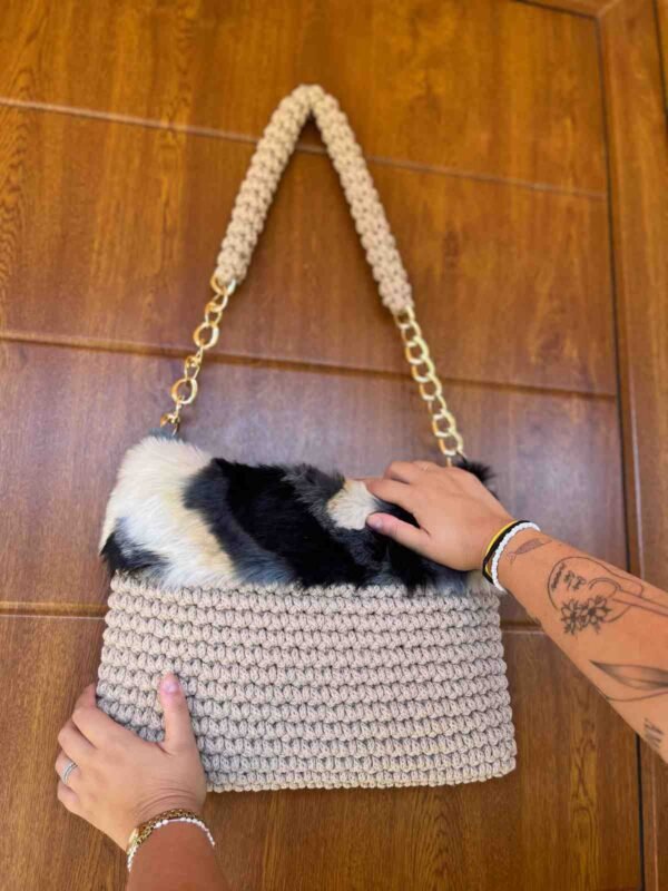 bolso crudo pelo comprimido menos 100kb Bolso de crochet beige con pelo multicolor y asa de cadena dorada
