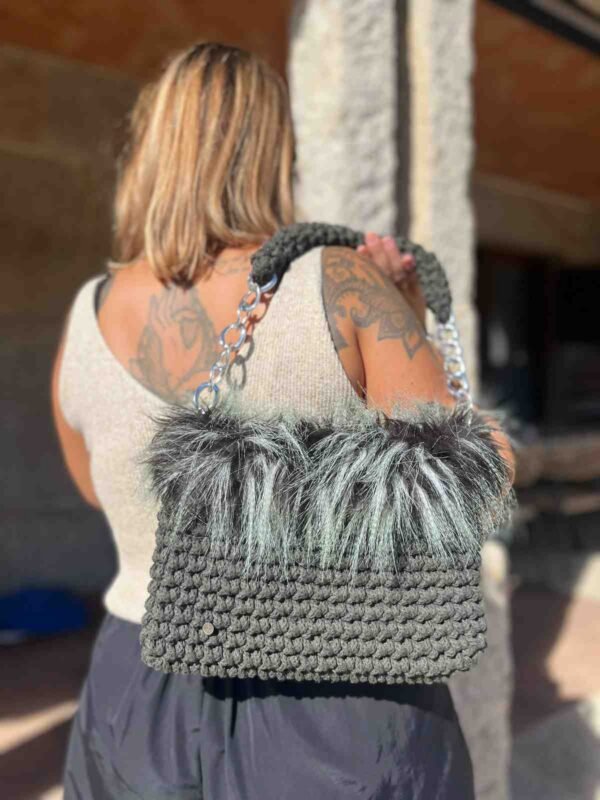 bolso gris pelo 4 comprimido menos 100kb Bolso de crochet verde botella con pelo sintético y asa de cadena plateada, llevado al hombro