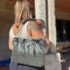 bolso gris pelo 5 comprimido menos 100kb Bolso de crochet verde botella con pelo sintético, vista trasera llevado al hombro