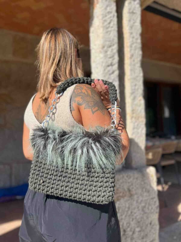 bolso gris pelo 5 comprimido menos 100kb Bolso de crochet verde botella con pelo sintético, vista trasera llevado al hombro