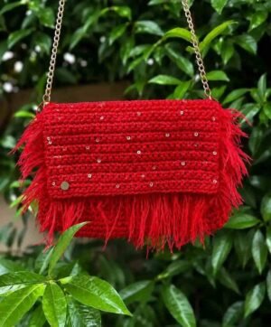 Bolso de crochet rojo carmín con plumas y cadena dorada