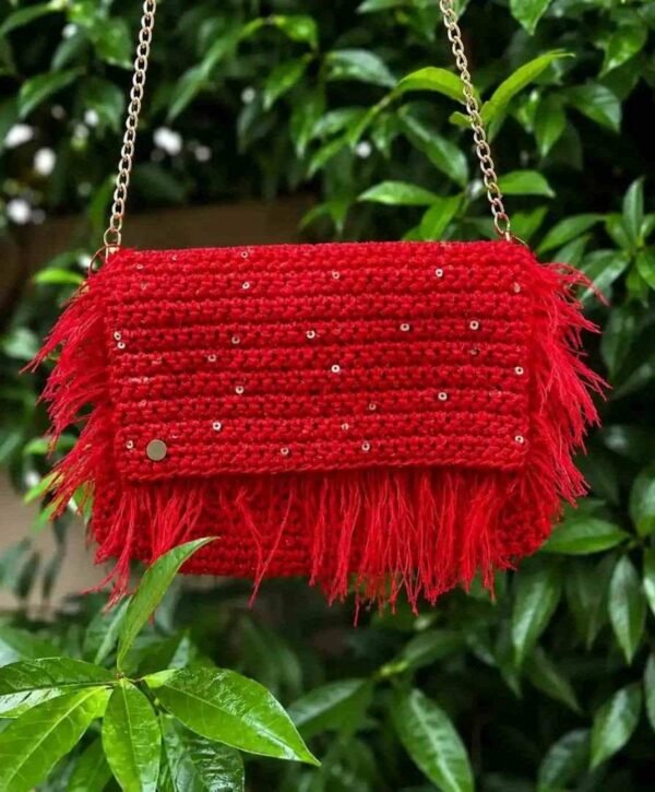 Bolso de crochet rojo carmín con plumas y cadena dorada