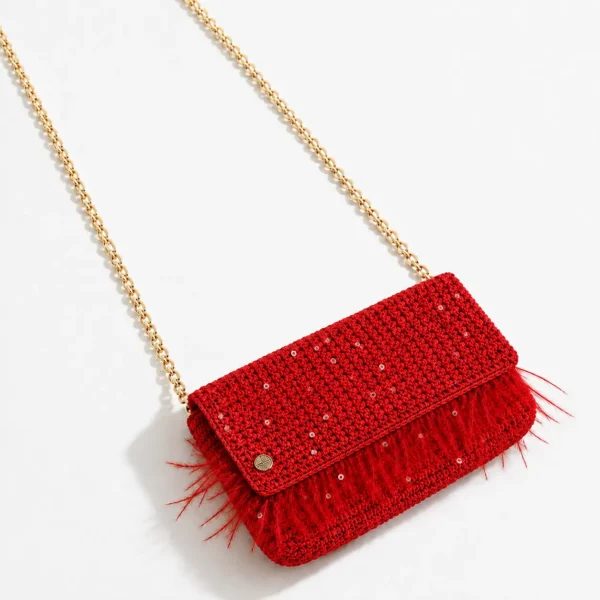 Bolso de crochet rojo carmín con plumas, lentejuelas y cadena dorada
