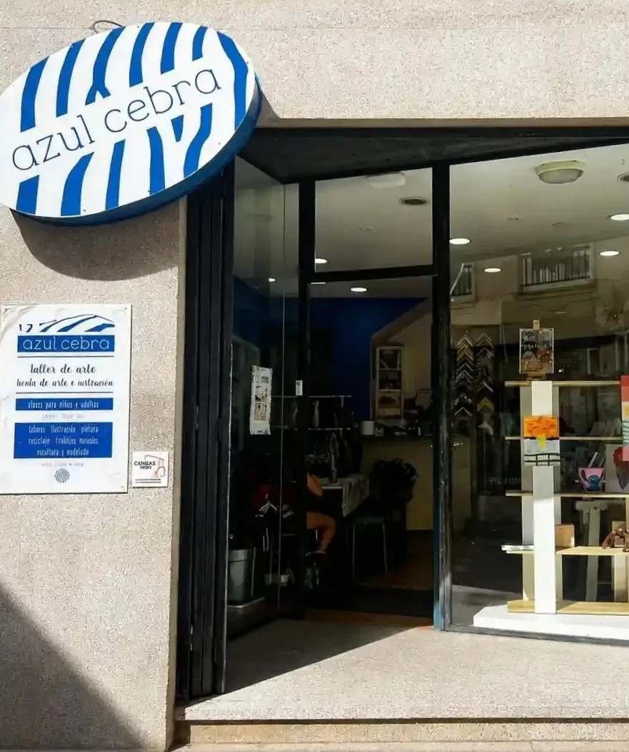 Fachada de Azul Cebra, el espacio creativo de Cangas donde se imparten las clases