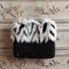 Bolso de crochet negro con pelo sintético blanco y negro y cadena dorada