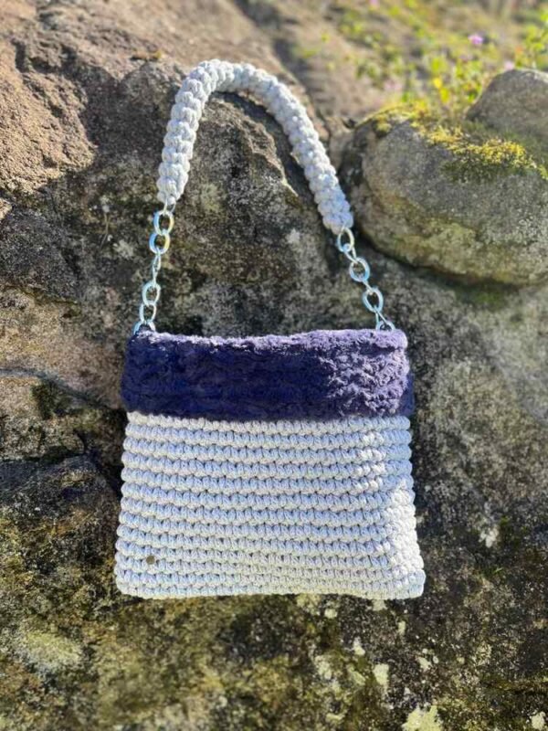 Bolso de crochet gris y azul con pelo y asa trenzada
