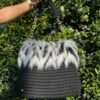 bolso comprimido menos 100kb Bolso de crochet con pelo blanco y negro sostenido por el asa