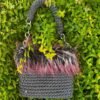 bolso gris pelo 2 comprimido menos 100kb Bolso de crochet gris con pelo negro, gris y rosa y asa trenzada