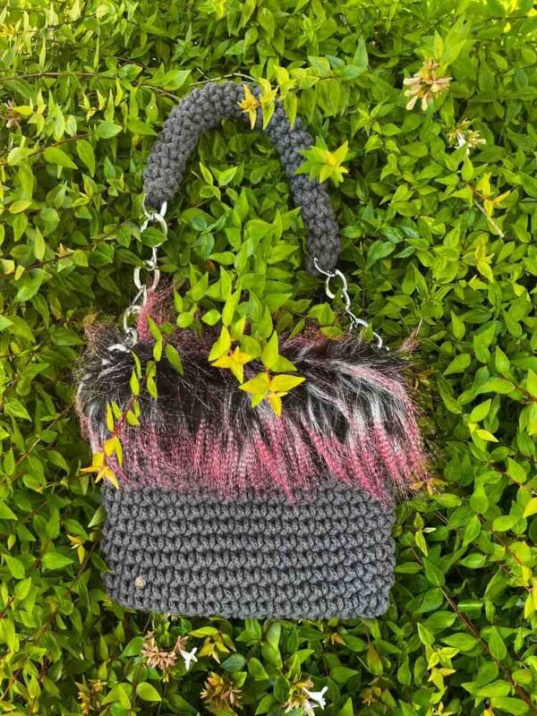 bolso gris pelo 2 comprimido menos 100kb Bolso de crochet gris con pelo negro, gris y rosa y asa trenzada