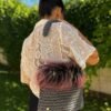 bolso gris pelo comprimido menos 100kb Bolso de crochet gris con pelo negro, gris y rosa, llevado al hombro