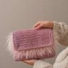 bolso rosa 2 comprimido menos 100kb Bolso de crochet rosa con pelo sostenido en la mano