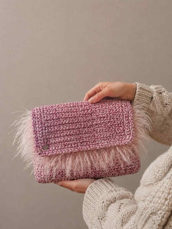 bolso rosa 2 comprimido menos 100kb Bolso de crochet rosa con pelo sostenido en la mano