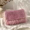 bolso rosa comprimido menos 100kb (1) Bolso de crochet rosa con pelo, vista frontal