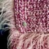 bolso rosa detalle comprimido menos 100kb Detalle del tejido rosa metalizado y el pelo del bolso de crochet