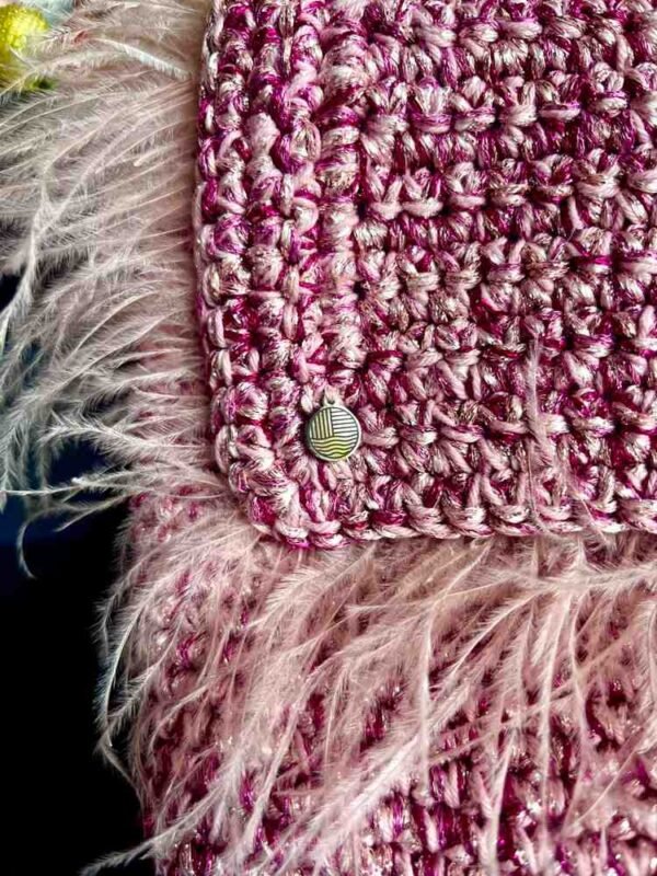 bolso rosa detalle comprimido menos 100kb Detalle del tejido rosa metalizado y el pelo del bolso de crochet