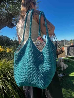 Bolso shopper de crochet azul petróleo llevado al hombro