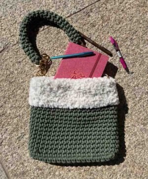 Bolso de crochet verde con borreguito blanco y asa trenzada con cadena dorada