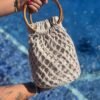 Bolso saco de crochet y red beige con asas circulares de bambú
