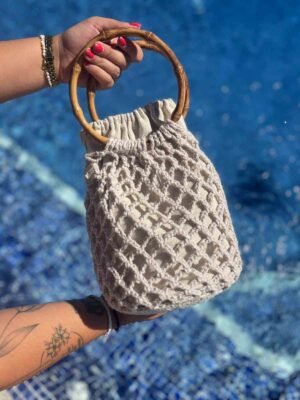 Bolso saco de crochet y red beige con asas circulares de bambú