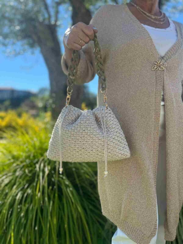 foto comprimida 11 menos 100kb Bolso de crochet beige con cierre fruncido y asa de eslabones verde oliva