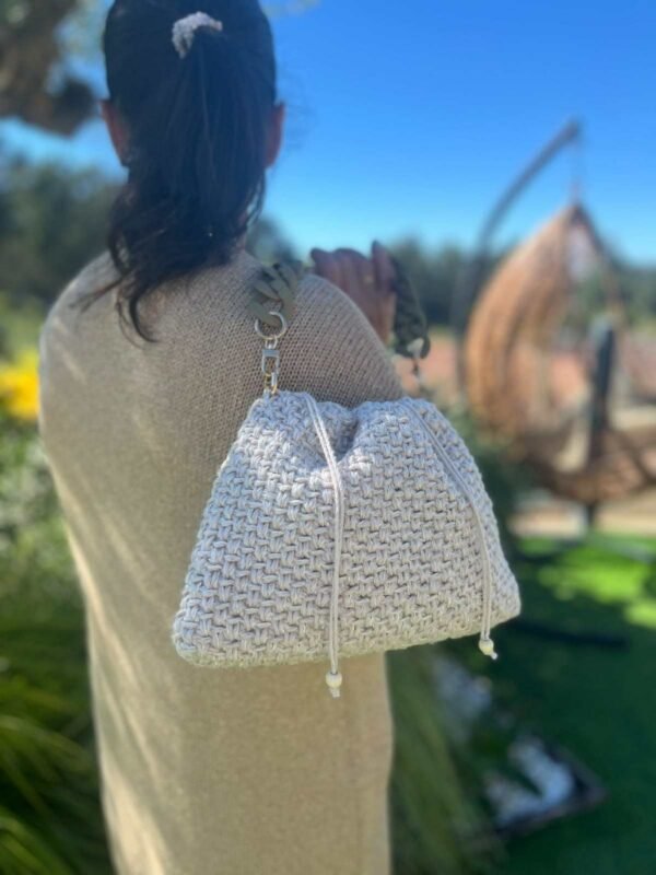 foto comprimida 12 menos 100kb Bolso de crochet beige con asa de eslabones verde oliva llevado al hombro