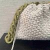 foto comprimida 13 menos 100kb Detalle del asa de eslabones verde oliva del bolso de crochet beige