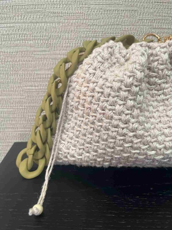 foto comprimida 13 menos 100kb Detalle del asa de eslabones verde oliva del bolso de crochet beige