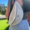 foto comprimida 2 menos 100kb Bolso bandolera de crochet beige con volante, llevado cruzado