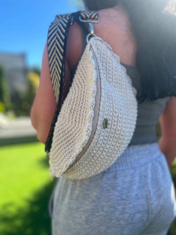 foto comprimida 2 menos 100kb Bolso bandolera de crochet beige con volante, llevado cruzado