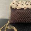 Detalle de la solapa de puntilla beige del bolso bandolera de crochet marrón
