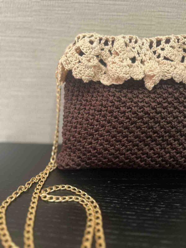 Detalle de la solapa de puntilla beige del bolso bandolera de crochet marrón