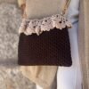 Bolso bandolera de crochet marrón oscuro con solapa de puntilla beige y cadena dorada