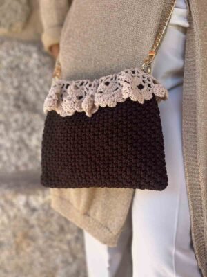 Bolso bandolera de crochet marrón oscuro con solapa de puntilla beige y cadena dorada