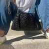 Bolso de efecto cuero trenzado negro con cadena dorada