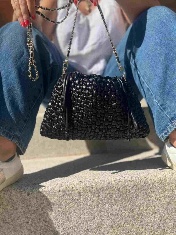 Bolso de efecto cuero trenzado negro con cadena dorada