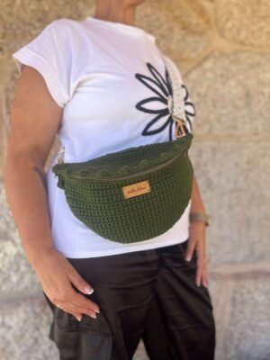 Riñonera de crochet verde oliva llevada cruzada