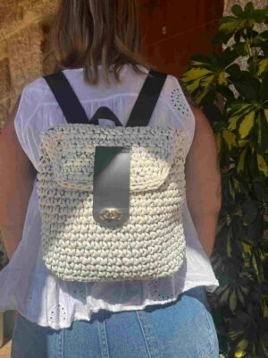 foto comprimida 8 menos 100kb Mochila de crochet negra y beige con solapa y trabilla de piel oscura