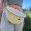 foto comprimida menos 100kb(1) Bolso bandolera de crochet beige llevado a la cintura como riñonera