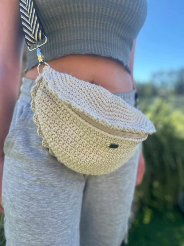 foto comprimida menos 100kb(1) Bolso bandolera de crochet beige llevado a la cintura como riñonera