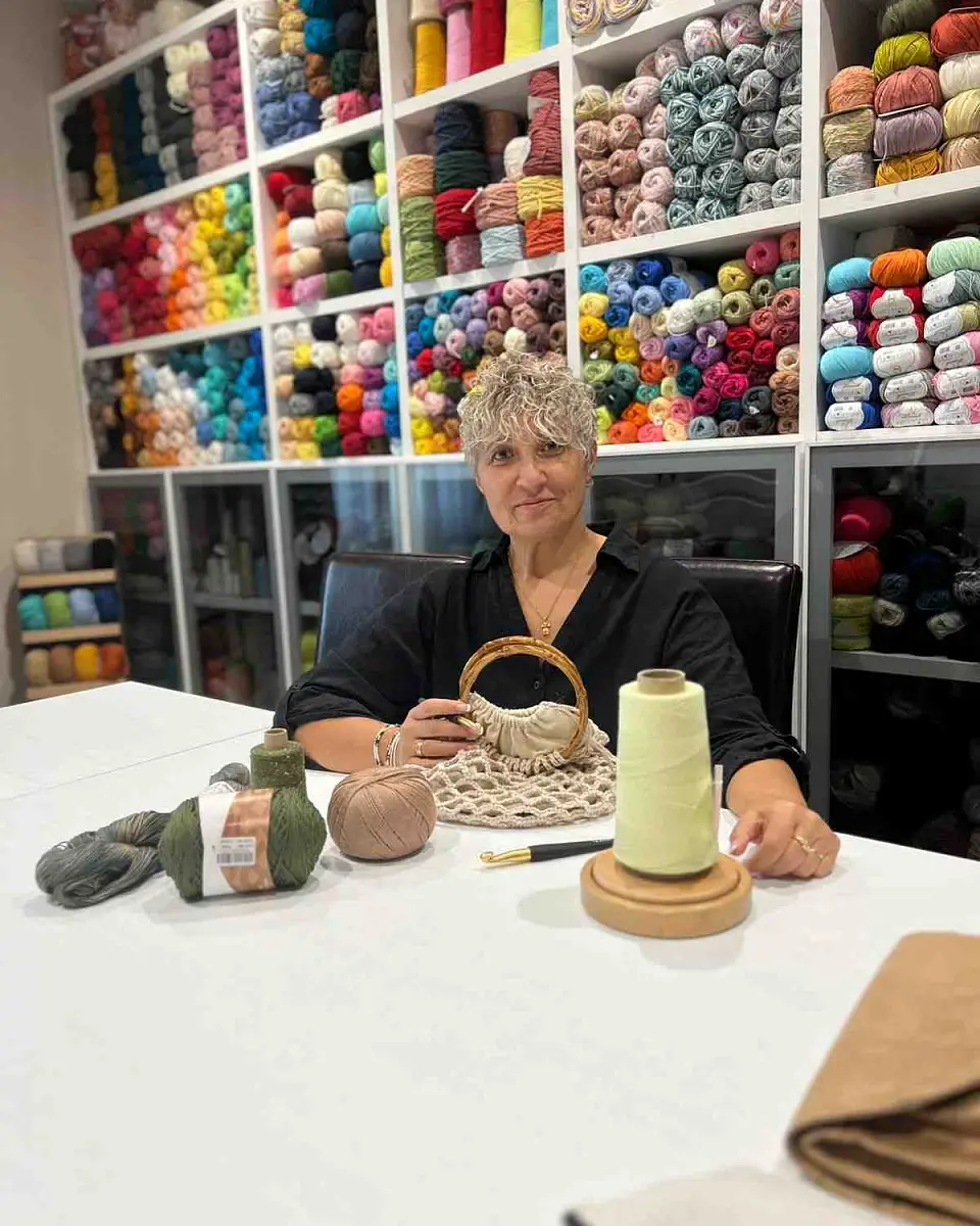 Isa, fundadora de malla-lalana, en su estudio de crochet en Aldán